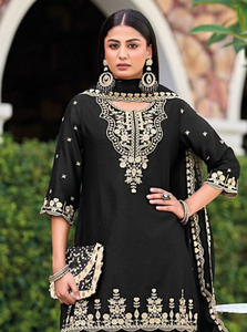 Trajes Plazo de Diseñador con Costuras Reforzadas, en Chinon con Bordado Intenso y Forro de Crepé - Product Image 2