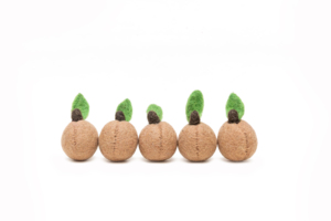 Adorno de melocotón de lana de fieltro ecológico hecho a mano con hoja, juguete suave de diseño moderno para niños o decoración del hogar, cumpleaños y Diwali - Product Image 2