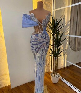 Robe de soirée sirène de luxe rouge tapis rouge, longueur ras du sol, dos nu, ornée de strass, avec manches cape, soutien-gorge intégré, respirante, sur mesure - Product Image 1