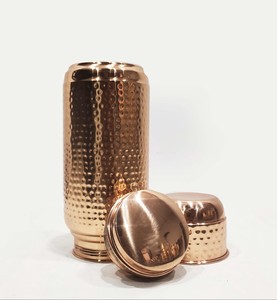 Bouteille d'eau en cuivre pur de qualité supérieure pour des bienfaits ayurvédiques pour la santé et une hydratation quotidienne dans un design martelé élégant - Product Image 4