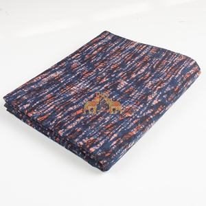 Nueva colección hecha a mano de tela de algodón floral con estampado tradicional en índigo para vestidos y decoración del hogar. - Product Image 3