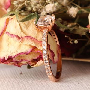 แหวนหมั้นเพชรรูปรัศมีที่ซ่อนอยู่สำหรับเธอ - Product Image 1