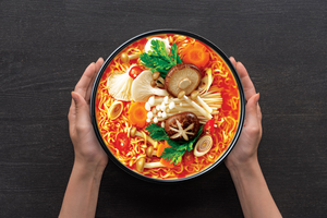 Bolsa de fideos ramen instantáneos Halal con sabor a bistec OEM a granel Miliiket 65g Precio estándar Venta para adultos y niños - Product Image 5