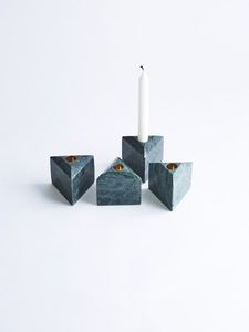 Ménorah Hanoucca moderne et artistique, bleu et blanc, design sculptural pour une décoration de table de fête élégante - Product Image 2