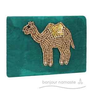 Portamonete in cammello verde smeraldo con perline fatto a mano | Divertente e stravagante Design di animali da fattoria, artigianato etico dall'India - Product Image 1