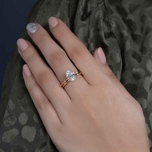 Bague de fiançailles solitaire en diamant de laboratoire certifié IGI, taille ovale personnalisée, VVS, avec ensemble de bagues de mariage assorties en or 14 carats - Product Image 3