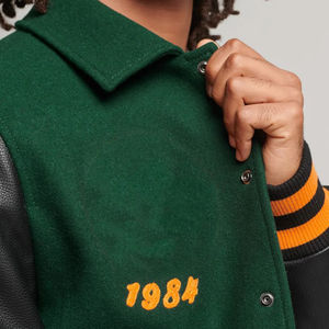 Chaqueta universitaria de béisbol Letterman de diseño personalizado para hombre con cuello levantado, parche personalizado de cuero negro a prueba de viento y transpirable - Product Image 3