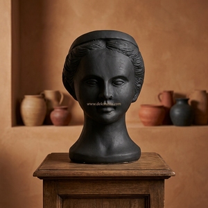Vase-tête de déesse Aphrodite en céramique artisanale noire mate terracotta, décoration de table moderne pour la maison, vente en gros - Product Image 4