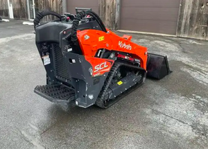 รถตักล้อยางขนาดเล็ก Kubota SCL 1000 ดีเซล สีแดง ขนาดกะทัดรัด 2 ตัน เครื่องยนต์ใหม่ประสิทธิภาพสูง พร้อมเกียร์และปั๊ม - Product Image 2