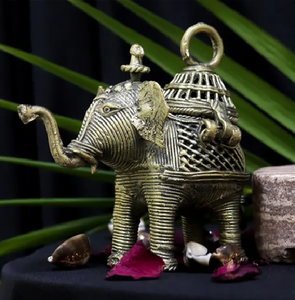 Une collection diversifiée de figurines tribales et divinités, mettant en valeur la gamme de l'art Dhokra. Disponible aux prix de gros. - Product Image 6