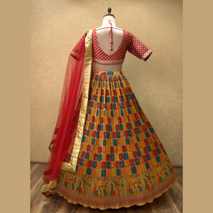 Fantaisie Tendance Banarasi Lehenga en moutarde avec un ton orange avec un beau travail Zari pour tous Look festif de l'Inde en gros - Product Image 3