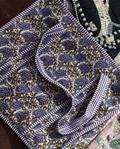 กระเป๋าผ้าฝ้ายทำมือพิมพ์ลายสกรีนแบบควิลท์สไตล์คันธาสีพาสเทลอ่อน ดีไซน์ลวดลายแบบนามธรรมเพื่อการส่งเสริมการขาย พิมพ์ลายศิลปะพื้นเมืองแบบสองด้าน สะพายไหล่ได้ - Product Image 3