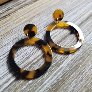 Boucles d'oreilles clous en bois et résine de haute qualité, forme personnalisée, tendance |   Léger, fait main, traditionnel, vintage, pour mariage et fête - Product Image 1