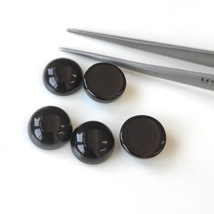 พลอยโมราสีดำธรรมชาติทรงหลังเบี้ยทรงกลมขนาด6มม. สีดำแบบหลวม - Product Image 4