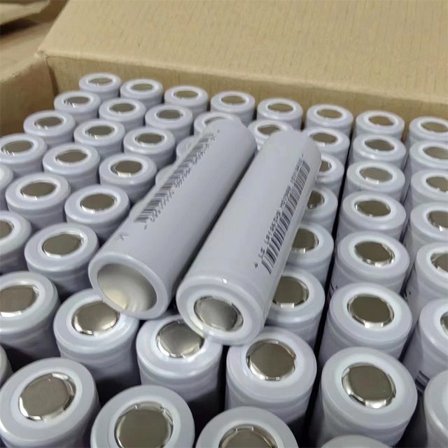 18650HB 3.7V 3300mAh 3C Rechargeable Li-ion Battery Cell for Flashlights, Power Banks, Portable Electronics, and DIY Devices