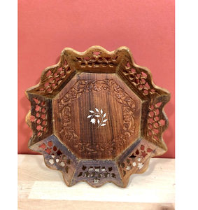 Cuenco de bandeja de madera hecho por artesanos indios con diseño rústico tallado a mano con incrustaciones para decoración del hogar de inspiración vintage de La India - Product Image 2