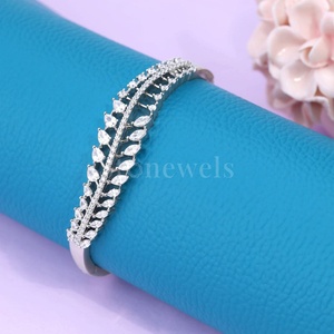 Elegante diseño ondulado Plata de Ley 925, brazalete de diamantes cultivados en laboratorio, piedra principal de circón para fiestas y bodas - Product Image 2