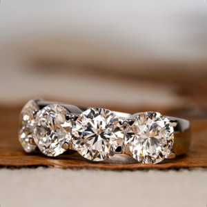 Bague de fiançailles classique exquise à cinq pierres rondes en zircone cubique serties de griffes, magnifique cadeau pour elle - Product Image 2