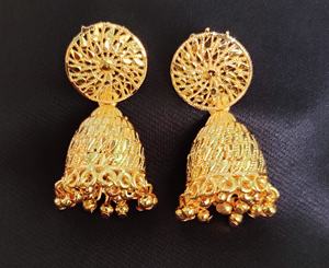 Boucles d'oreilles en vrac serties de boucles d'oreilles Jhumka plaquées or 22CT bijoux pour femmes par les exportateurs indiens - Product Image 4