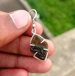 ต่างหูหินหยาบ Moldavite ธรรมชาติอัญมณีจากสาธารณรัฐเช็ก925แข็งสเตอร์ลิงของขวัญวันเกิดของเธอ - Product Image 6