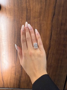 Anillo de Compromiso Solitario con Diamante Cultivado en Laboratorio de Corte Radiante de 8.00 Quilates, F VVS1 VVS2, Certificado IGI, Oro Blanco de 18k - Product Image 3