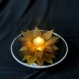 2025 Diwali decoraciones hechas a mano latón en forma de loto Pilar candelabro moderno de lujo de larga duración pétalos - Product Image 1