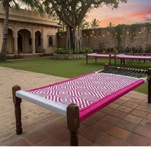 Petite charpai avec un motif tissé en diamant rose vif et orange sur des pieds en bois foncé tourné, à prix de gros. - Product Image 3