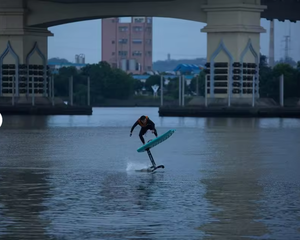 Waydoo Flyer ONE E-Foil Premium Eco-Friendly PVC Hydrofoil pour le surf - Unisexe - Product Image 2