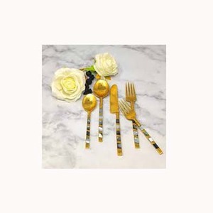 ชุดช้อนส้อมสแตนเลสพร้อมด้ามจับไม้ถูพื้นชุบทองชุดเครื่องใช้บนโต๊ะอาหารสำหรับงานแต่งงานดีไซน์แบบชาววัง - Product Image 1