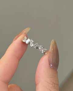 Anillo de boda de media eternidad con diamantes cultivados en laboratorio de múltiples formas, oro sólido de 14k, apilable, minimalista y brillante, para pareja. - Product Image 1