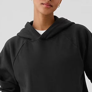 Pull à capuche pour femme tendance pour l'hiver avec ourlet côtelé, manches longues, commandes en gros et poches kangourou et logo - Product Image 2