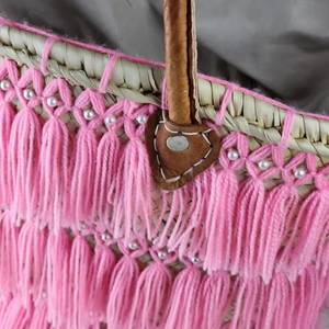 Cesta de paja marroquí hecha a mano con flecos rosas, bolso de mano bohemio de hoja de palma con asas de cuero, playa de verano artesanal - Product Image 1