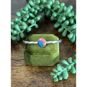 Bracelet manchette en argent sterling avec turquoise rose Mohave, fait main par des artisans Navajo - Product Image 1