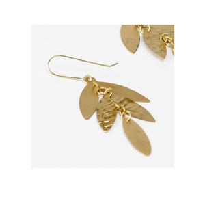 Dernières boucles d'oreilles élégantes en laiton Bijoux en gros plaqué or Boucles d'oreilles en laiton faites à la main pour femmes à bas prix - Product Image 3