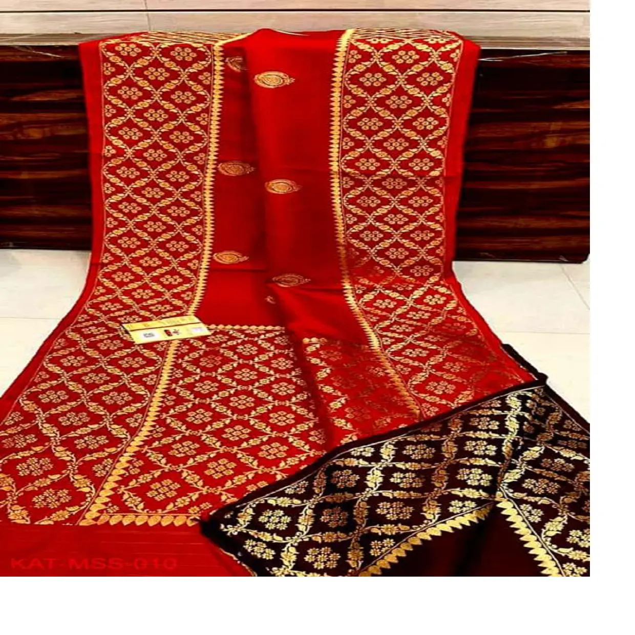 Saris de seda de brocado hechos a medida disponibles en una amplia variedad de colores ideales para reventa en tiendas de suministros de tela