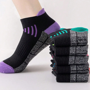 Chaussettes de sport personnalisées en gros avec logo – Chaussettes de compression unies pour le cyclisme, la course à pied et le football pour garçons - Product Image 1