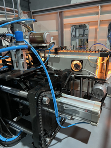 เครื่องเป่าขวดอัตโนมัติ 4 ช่องสำหรับงานอุตสาหกรรม DIY ผลิตขวดได้ 3500 ขวด/ชั่วโมง ปรับแต่งได้ตามความต้องการ OEM/ODM เครื่องทำขวดพลาสติก รุ่นที่ 1 - Product Image 3