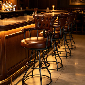 Sgabello da Bar Girevole in Pelle Vintage <span class=keywords><strong>con</strong></span> Struttura in Metallo Industriale, Sedia da Bancone <span class=keywords><strong>con</strong></span> Schienale Trapuntato a Bottoni, Sgabello Retrò per <span class=keywords><strong>Isola</strong></span> Cucina - Product Image 4
