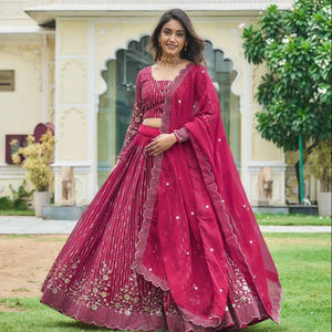 Lehenga Choli et Dupatta en fausse fourrure de créateur pour occasions de mariage et fêtes d'hiver - Product Image 1