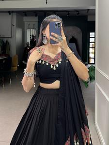 Dernière tenue de créateur la plus tendance en pur coton Lehenga Choli & dupatta uni avec imprimé et cauri (Kodi) travail de retouche de dentelle - Product Image 2