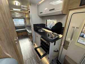 Autocaravana RV CAMPER Clase A con Volante a la Izquierda 2024, 4 Plazas, Emisión Euro IV, SUV, Motor de 4.5L, Transmisión Automática, Asientos de Cuero, Aire Acondicionado - Product Image 6