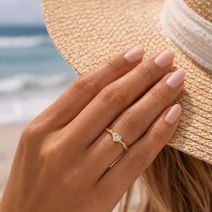 แหวน Jeulia Minimalist Twist Gold Pav Heart Promise ดีไซน์รูปหัวใจประดับทองคำ พร้อมดีเทลรูปตัววี สำหรับวันครบรอบ - Product Image 4