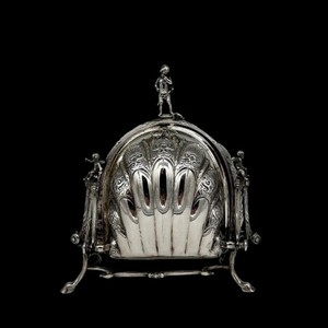 Baril à biscuits pliant à double coquille plaqué argent Boîte à biscuits de style victorien avec gravures et figurine Topper - Product Image 2