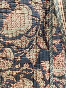 Bolso Tote Reversible Estampado Floral de Algodón Acolchado Grande Hecho en India, Ecológico y Sostenible para Verano y Otoño - Product Image 6