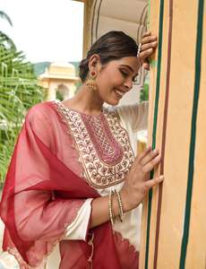 Vente chaude Maruti Mode Femmes Designer Ethnique Rayonne Indien Pakistanais Casual Wear Costume Organza Dupatta Kurti Pantalon Ensemble - Product Image 6