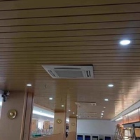 Panneaux de plafond en aluminium à grain de bois imitation en forme de G, longs et étanches, plafond suspendu intégré pour balcon, cuisine, salle de bain