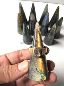 Support de bague sculpté en labradorite, cristal de guérison, Feng Shui |   Présentoir à bijoux en pierres précieuses polies - Product Image 3