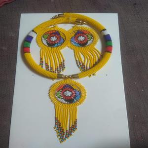 Collar y pendientes de cuentas de cristal hechos a medida, hechos a mano con cuentas de semillas de la mejor calidad en color amarillo - Product Image 1