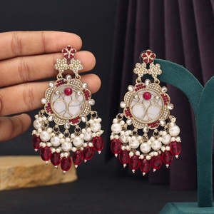 Boucles d'oreilles Kundan nacre couleur Rani avec dos plaqué or en alliage - Product Image 1