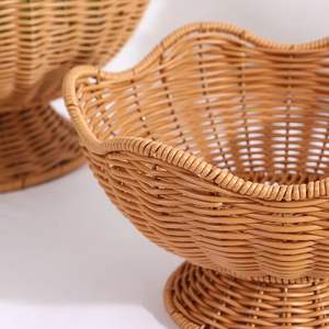 Ensemble de paniers à fruits en rotin tissé à la main |   Bol de service en osier avec base sur pied |   Plateau de rangement décoratif à bord festonné - Product Image 3